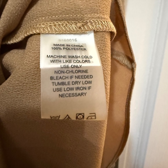 Vince Camuto Sleeveless Mock Neck Hammer Satin Blouse NEW WITH TAGS - Picture 3 of 5